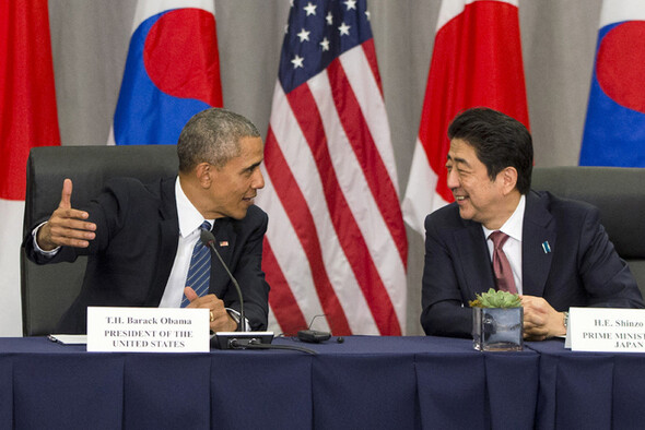 US President Barack Obama speaks with Japanese Prime Minister Shinzo Abe at the Nuclear Security Summit in Washington