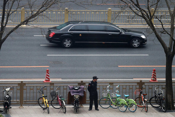 A car believed to be carrying a top-level North Korean figure was photographed traveling on a central Beijing road on Mar. 27. The foreign press reported the arrival of a visiting train at Beijing Station that afternoon believed to be carrying members of a top-level delegation from North Korea. With both North Korea and China declining to confirm a top-level China visit
