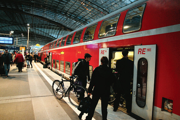 베를린역에서 기차에 자전거를 실으려고 기다리는 승객의 모습. 한겨레 자료사진
