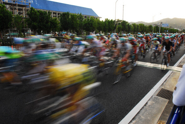 200km짜리 ‘죽음의 레이스’ 참가자들도 산악지대를 향해 속도를 내고 있다. 400여 명의 참가자 가운데 절반가량이 코스를 완주했다.