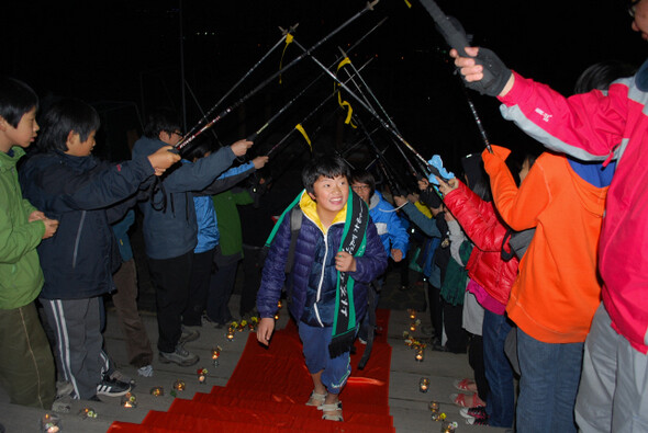 지난 11월14일 열린 백두대간 완주기념식. 마지막 산행을 마치고 돌아온 앞 기수를 뒷 기수들이 반기고 있다.