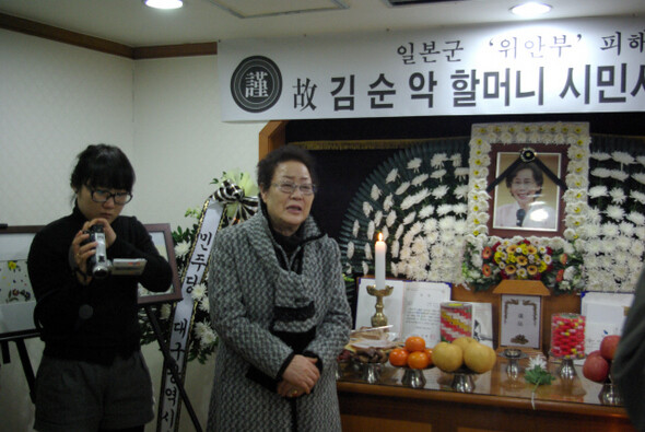 고 김순악 할머니의 장례식은 대구 지역 일본군 위안부 피해자를 돕고 있는 곽병원에서 치러졌다. 지난 1월3일, 동갑내기 친구로 지냈던 이용수 할머니(가운데)가 문상을 왔다. ‘정신대 할머니와 함께하는 시민모임’ 제공