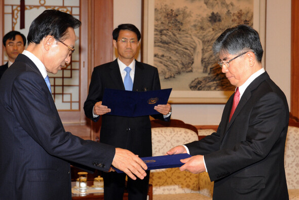 김중수 한국은행 총재(오른쪽)가 지난 3월31일 청와대 접견실에서 이명박 대통령으로부터 임명장을 받고 있다. 이번 정권 들어 김중수 총재는 이 대통령에게서 임명장을 세 번 받았다. 그는 2008년 2월 대통령실 경제수석이 됐고, 이 자리를 물러난 뒤 같은 해 8월에는 경제협력개발기구 대사로 임명됐다. 청와대사진기자단