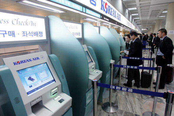 2006년 3월 설치된 김포공항 무인 탑승수속 시스템. 대한항공은 당시에도 승객을 대상으로 마일리지를 추가로 지급하는 행사를 벌였다. 시민단체는 “소비자가 받는 마일리지는 많지만, 사용할 수 있는 마일리지는 적다”며 항공사들의 약관 변경을 요구하고 있다. 한겨레 이종근 기자