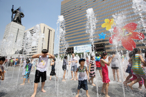 폭염으로 더워진 여름날 광화문광장에서 어린이들이 물놀이을 하며 더위을 식히고있다. 한겨레21 정용일 기자