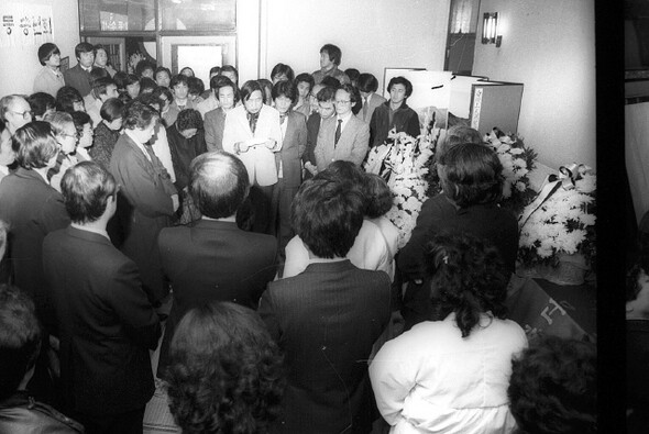 '산업 선교회'는 1970~80년대 민주화 운동의 한 주체가 되었다. 경찰의 탄압을 피해 1985년 12월 서울대병원 빈소 뒤쪽에서 송년회를 연 민주통일민중연합과 산업 선교회 활동가들.