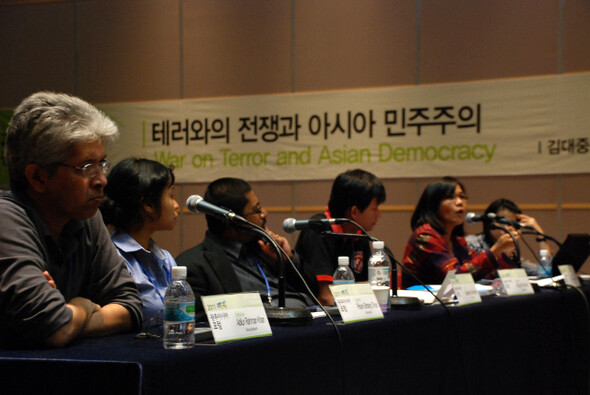 » 지난 5월17일 광주 김대중컨벤션센터에서 열린 포럼 ‘테러와의 전쟁과 아시아 민주주의’에 참가한 아시아 각국의 인권 관계자들이 토론하고 있다. 5·18기념재단 제공 