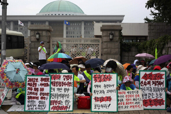 » 지난 8월10일 서울 여의도 국회 앞에서 5천만원 이상 예금자와 후순위채권 매입자 등으로 이뤄진 부산저축은행 피해자들이 집회를 열고 있다. 한겨레 류우종