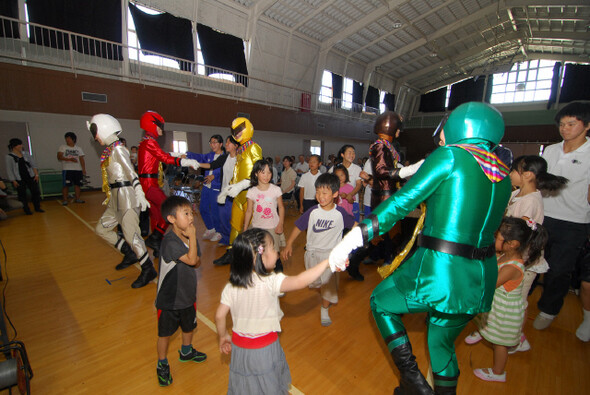 &raquo; 지난 5월17일 일본 도쿄 청년상공회와 'NPO 우리학교' 등 재일동포들이 후쿠시마 조선초중급학교에서 파워레인저 등 아이들이 좋아하는 캐릭터로 분장해 공연을 펼치고 있다. NPO 우리학교 제공