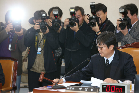 지난해 11월20일 국회 법제사법위원회에서 이춘석 민주통합당 간사(맨 오른쪽)가 택시를 대중교통 수단으로 인정하는 대중교통법 개정안을 상정하고 있다. 강창광 기자