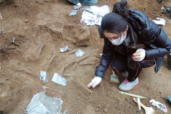 경남 진주 명석면 용산고개에서는 보도연맹원 등 718명이 학살당했다고 알려졌다. 2010년 ‘진실·화해를 위한 과거사정리위원회’ 활동이 종료된 뒤 유해 발굴도 멈추었다가 시민단체가 나서 발굴 조사가 이뤄졌다. 지난 4월24일 개토제 뒤 발굴에 나선 모습. 한겨레 김민경 기자