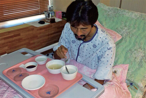 ‘유민 아빠’ 김영오씨가 지난 8월28일 오후 서울 동대문구 서울시립동부병원 병실에서 46일 만에 단식을 중단한 뒤 미음을 먹고 있다. 세월호가족대책위원회 제공