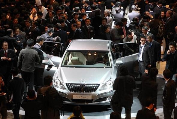3월11일 서울 하얏트호텔 그랜드볼룸에서 열린 신형 에쿠스 신차 발표회에서 참석자들이 차량을 구경하고 있다. 연합