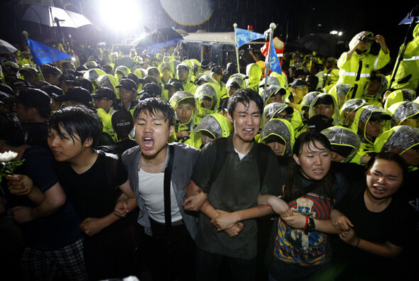 ‘세월호 추모 6·10 청와대 만인대회’가 열린 6월10일 밤 청와대 근처 삼청동에서 기습 시위를 벌인 시위자들이 빗속에서 진압 경찰과 등진 채 팔짱을 끼며 구호를 외치고 있다. 한겨레21 정용일 기자 yongil@hani.co.kr