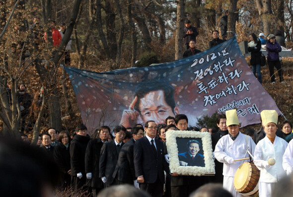 지난 1월3일 경기 남양주시 마석 모란공원 민족열사 묘역에서 김근태 민주통합당 상임고문의 하관식을 위해 운구 행렬이 이동하고 있다.