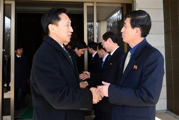  leaders of the South and North Korean delegations to the Feb. 5 meetings on inter-Korean family reunions