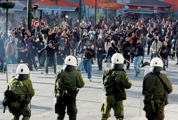 지난 12월9일 그리스 고등학생들이 아테네 중심가에 자리한 국회의사당 앞에서 격한 시위를 벌이고 있다. EPA/ SIMELA PANTZARTZI