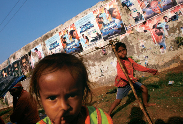 영화  홍보 포스터가 나붙은 인도 뭄바이 외곽의 빈민가. 남루한 차림의 이곳 아이들에게 영화는 먼 나라 얘기에 불과하다. 