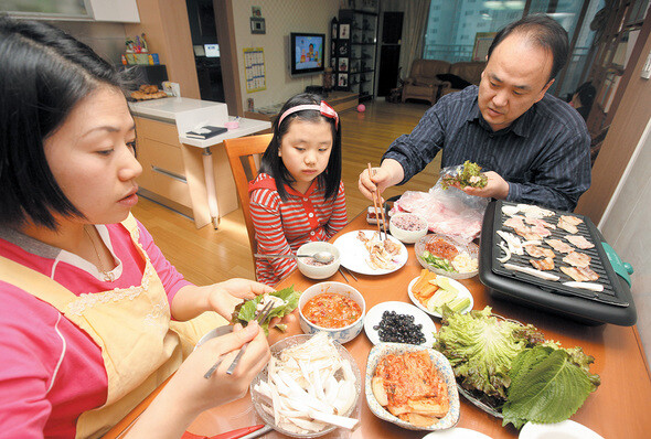 오승미씨 가족이 3월26일 저녁 집에서 삼겹살을 구워먹고 있다. 육류는 국내산이라도 과도한 항생제 사용 때문에 안전 논란이 끊이지 않는다.