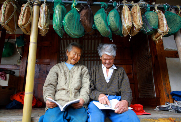 <b>노부부의 행복한 독서</b> 산골 깊숙한 곳 노부부는 이렇게 매일 책을 보면서 즐거워합니다. 텃밭에 일도 많은데 87살의 연세에도 불구하고 농사를 지으며 짬짬이 즐겁게 책을 봅니다</b>-lsonamu / YES24 ‘책과 함께한 사진’ 공모전에서