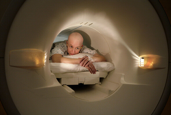 자기공명영상장치(MRI) 등 의료기기에도 공명 현상은 이용된다. 미국 워싱턴의 조지타운대학병원에서 한 암환자가 MRI를 통과하며 검사를 받고 있다. REUTERS