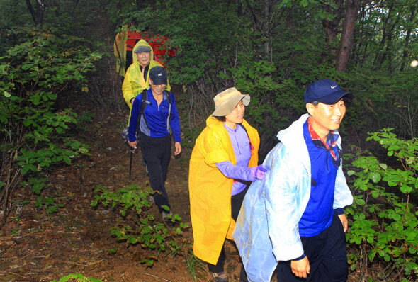 선인산악회원들이 지난 9월13일 경기도 남양주의 예봉산을 오르고 있다.