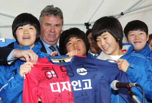 히딩크 감독이 도입한 시스템은 한국 축구에 뿌리를 내려 청소년에게 전해질까. 지난 4월28일 인천에서 열린 행사에서 인천디자인고 선수들과 만난 히딩크. 사진 연합 하사헌