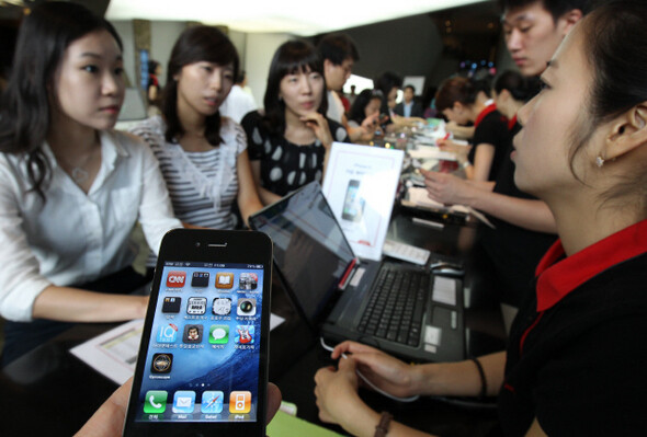 지난 8월18일 서울 광화문 KT 올레스퀘어 매장에서 고객들이 아이폰4 예약 가입에 대해 상담하고 있다. 한겨레 김진수 기자