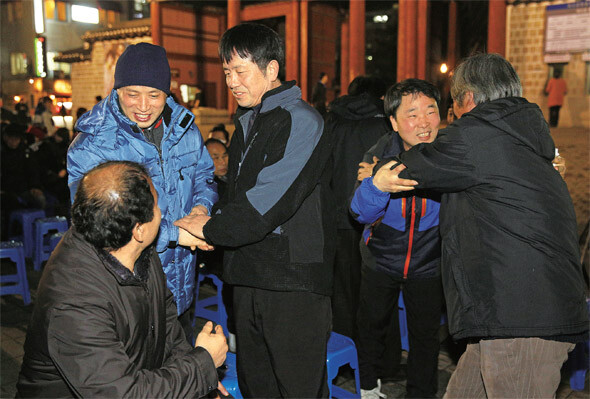 용산 참사 구속자들이 석방되자 1월31일 서울 대한문 앞에서 환영 문화제가 열렸다. 이날 출소자들이 지인들과 반갑게 인사를 나누고 있다. 한겨레 김명진 기자