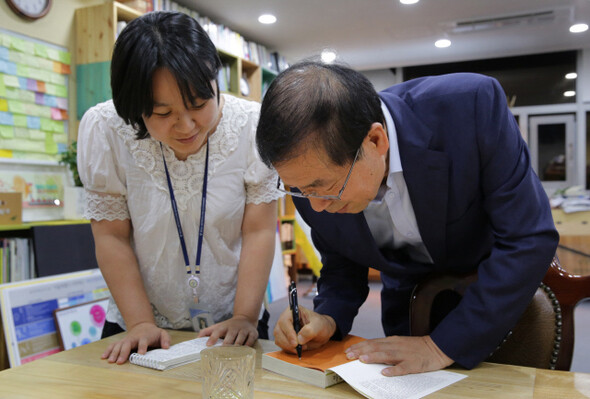 박원순 시장은 경전철 사업에 대한 강한 의지를 나타냈다. 인터뷰가 끝난 뒤 한 서울시 직 원이 박 시장의 최근 저서인 <정치의 즐거움>에 사인을 해달라고 했다. “정치가 즐거운가” 라고 묻자, 박 시장은 “어떤 일이든 긍정적이고 가능하다고 생각하면 안 되는 일도 되잖아 요”라고 답했다.