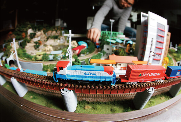 한 철도 마니아가 모형기차 디오라마를 꾸미고 있다. 한겨레 박미향 기자