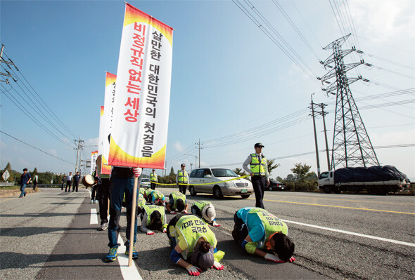 쌍용자동차 해고자와 그 가족들은 최근 근로자 지위보전 가처분 소송의 조속하고 공정한 판결을 촉구하며 매일 아침 경기도 평택 쌍용차 정문에서 평택법원까지 3보1배를 하고 있다. 한겨레21 박승화 기자 eyeshoot@hani.co.kr