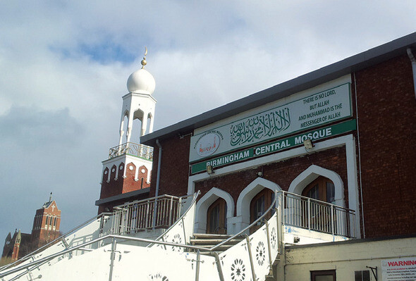 영국 버밍엄 시내의 한 모스크. 왼쪽 뒤로 영국 국교회 건물이 작게 보인다. 영국 사회는 일부 극단적인 무슬림과의 공존이라는 새로운 숙제를 마주하고 있다. 김기태