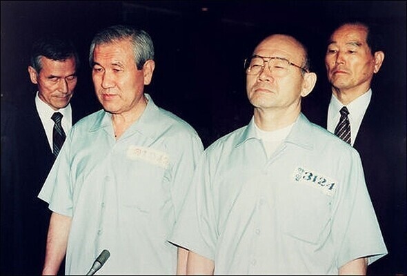 Roh Tae-woo and Chun Doo-hwan await sentencing on Aug. 26, 1996, on counts of mutiny and treason for the Dec. 12 military coup. (Hankyoreh file photo)