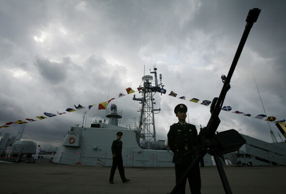 중국은 미국과 전략적 경쟁을 벌이는 남중국해를 ‘핵심 이해지역’으로 선포했다. 3월6일 홍콩 해군기지에서 공개 행사에 참여한 중국 인민해방군 병사들. REUTERS/ BOBBY YIP