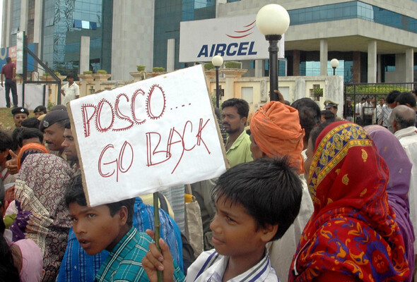 포스코 역시 2006년부터 인도 오리사주에 제철소 건립을 추진하면서 터전을 잃게 된 원주민들로부터 거센 항의를 받고 있다. REUTERS