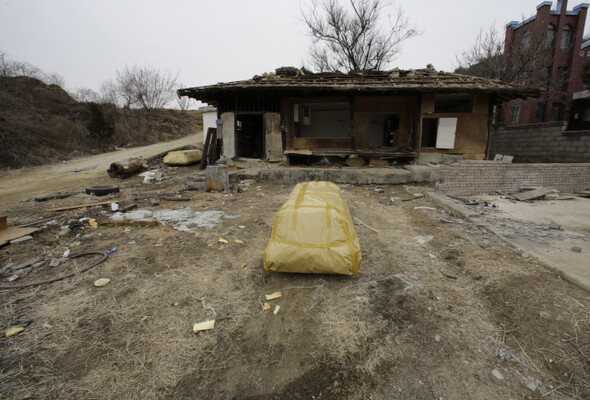 내매마을 수몰지역. 석면과 같은 유해폐기물을 관처럼 포장해놓았다.