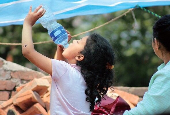 물이 문제다. 상수도 시설이 부족한 네팔에서 물은 생존의 문제다. 푸라노바네수워 천막에서 아이가 물을 마시고 있다. 최근정 제공