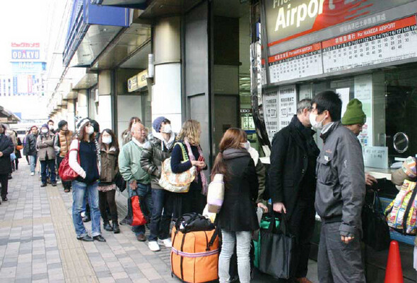 2011년 3월 당시 대지진 여파로 도쿄를 빠져나가기에 앞서 공항버스를 타려고 줄을 서 있는 시민들 모습. 대지진 1년이 지난 뒤에도 도쿄 탈출, 해외 러시는 계속되고 있다. 사진 한겨레 홍석재