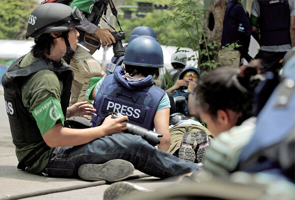 2010년 5월 방콕. 반정부 시위대였던 레드셔츠에 대한 군의 무력 진압 과정을 취재하는 기자들. 수류탄이 터지고 총격전이 거세지자 대부분 엎드렸지만 ‘좋은 그림’을 놓치지 않으려는 일부 기자들의 꼿꼿한 뒷모습도 보인다. 이유경