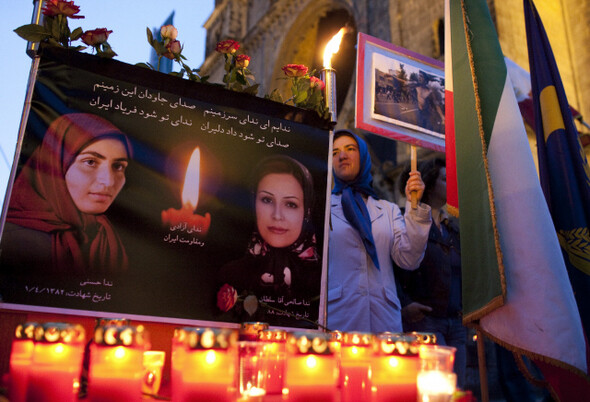 6월25일 독일 베를린에서 현지에 거주하는 이란인들이 시위 진압 과정에서 목숨을 잃은 희생자들의 넋을 기리는 추모집회를 하고 있다. 사진 REUTERS. THOMAS PETER