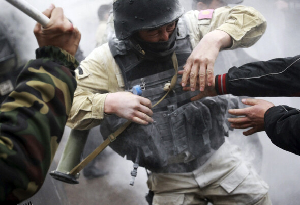 로켓추진수류탄(RPG)으로 중무장한 경찰이 화가 난 시위대에게 무기를 빼앗기고 있다. REUTERS/ VLADIMIR PIROGOVSEKRETAREV
