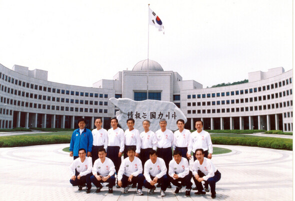 1967년 1월 중앙정보부가 창단한 양지팀 선수들이 2009년 9월 국가정보원을 찾아 기념촬영을 하고 있다. 연합