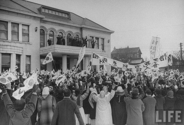 1946년 반탁운동 세력이 서울 경교장 앞에서 집회를 열고 있다.한겨레 자료