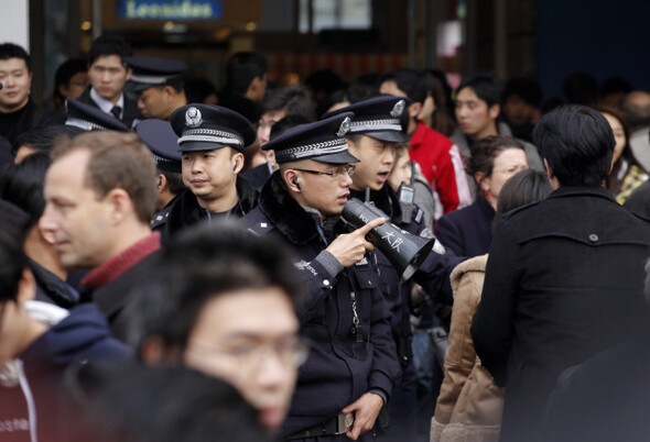 지난 2월27일 중국 상하이 시내에서 중국 공안들이 민주화를 촉구하기 위해 모인 시민들을 해산시키고 있다.REUTERS/ CARLOS BARRIA