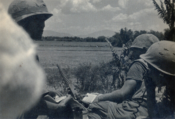 1968년 봄의 어느 날, 베트남 꽝남성 디엔반현 인근에서 캘리버30 기관총을 앞세우고 작전을 벌이는 해병제2여단 1대대 1중대원들. 최영언 제공