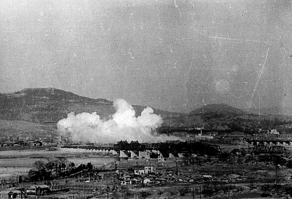 한강철교 폭파 장면 = 전쟁 발발 사흘 뒤인 1950년 6월28일 북한군 진격을 막기 위해 한강인도교와 한강철교가 폭파됐다. 영등포 쪽에서 촬영.