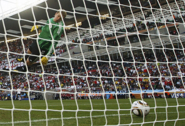 6월27일 열린 독일-잉글랜드 경기에서 잉글랜드 미드필더 램퍼드가 슈팅한 공이 골라인을 넘는 장면. 주심은 ‘노골’을 선언했다. REUTERS/ EDDIE KEOGH