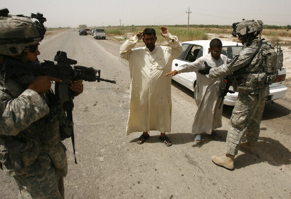 7년여의 미군 점령으로 이라크는 수세대에 미칠 분열의 상흔을 입었다. 2007년 6월8일 바그다드 인근 도로에서 두 명의 이라크 시민을 검문하고 있는 미군들. REUTERS/ GORAN TOMASEVIC