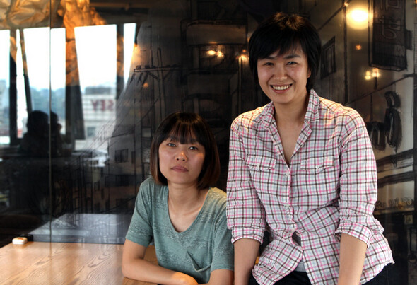 다큐멘터리 <두 개의 문>의 두 감독 홍지유(왼쪽)·김일란(오른쪽). 정용일 기자